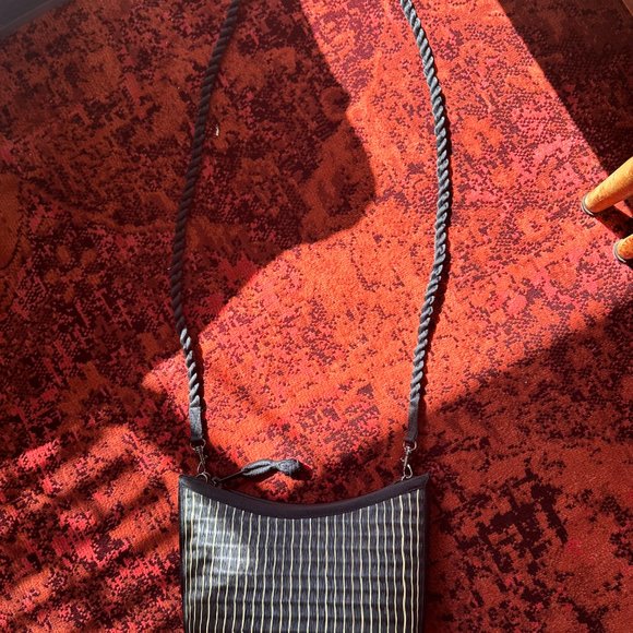 Handmade woven purse Small "Kim Ang" (by Ethical Women-ran Cambodian Org) - Picture 5 of 10